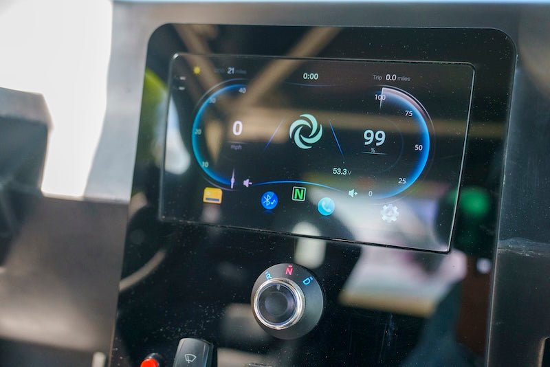 Does the INTI have an LCD touch screen? - Solar Transport Systems