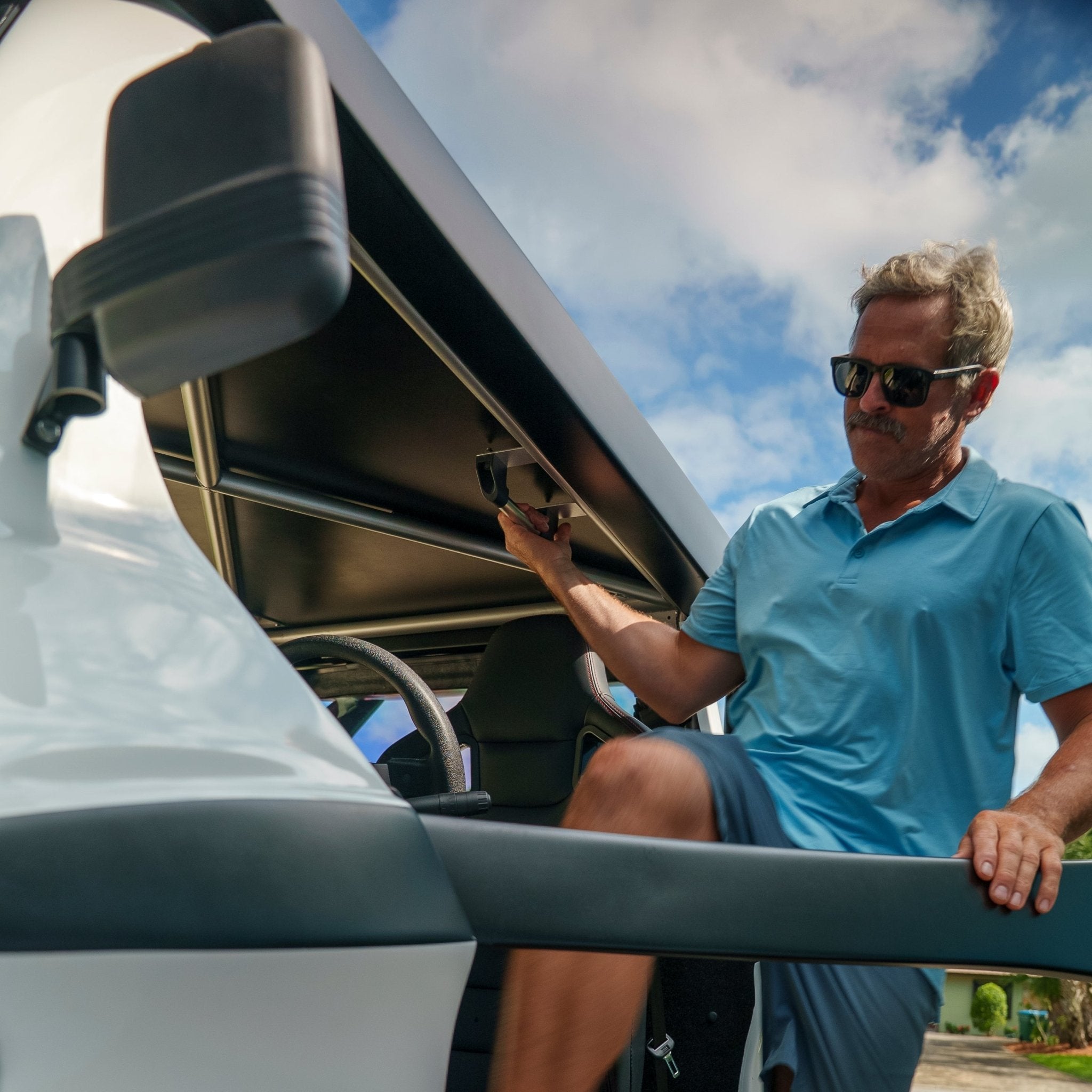 What type of doors does the INTI solar car have? - Solar Transport Systems
